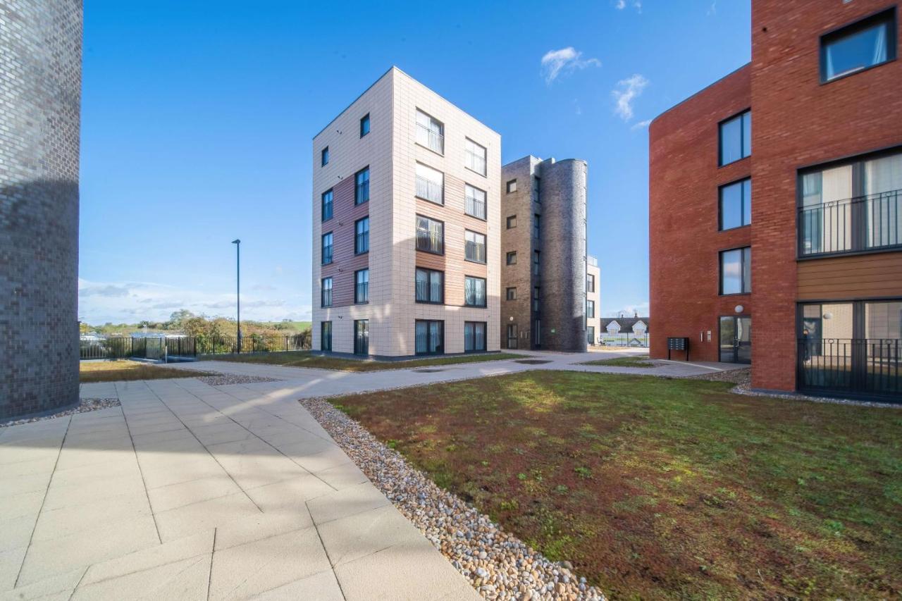 Livestay-New Private Apartment Building Minutes From Heathrow Slough Exterior photo
