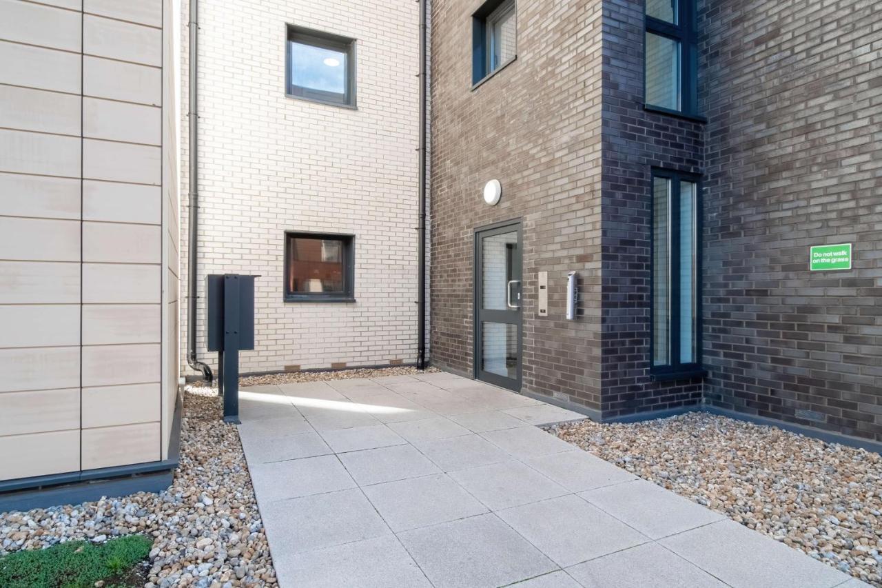 Livestay-New Private Apartment Building Minutes From Heathrow Slough Exterior photo
